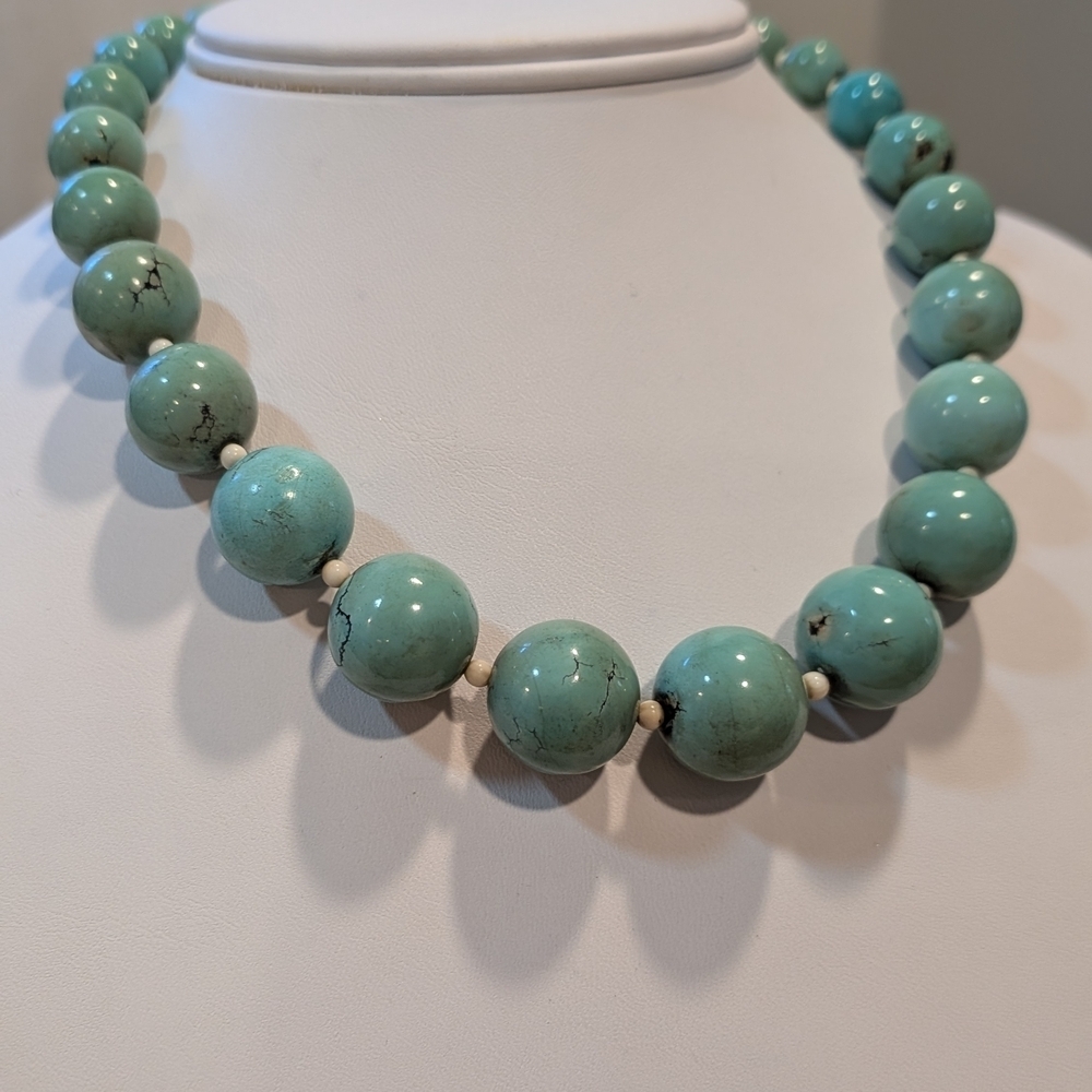 Elegant Turquoise Beaded Necklace